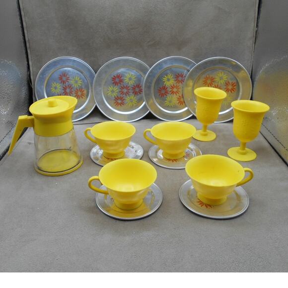 Vintage Aluminum Specialty Co./Chilton Yellow Coffee Pot, Tin Plates, & Cups - Picture 2 of 16